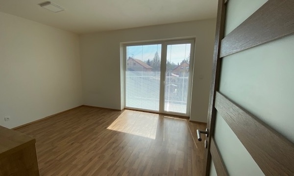 Pronájem bytu 1+kk 36m²  s garážovým stáním Velké Popovice