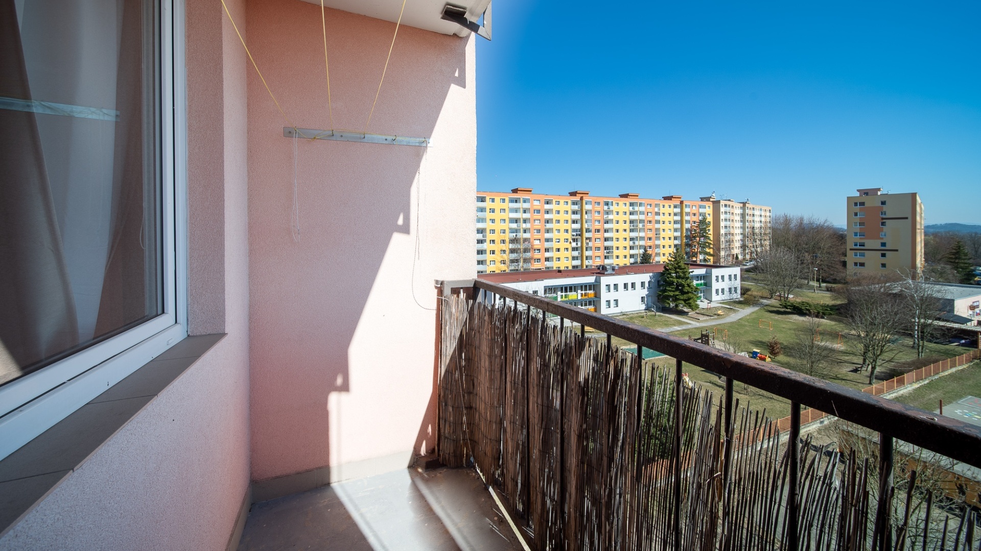 Prodej zrekonstruovaného bytu 2+KK v osobním vlastnictví, 40m² s lodžií a sklepní kójí, Na jílech, Česká Lípa