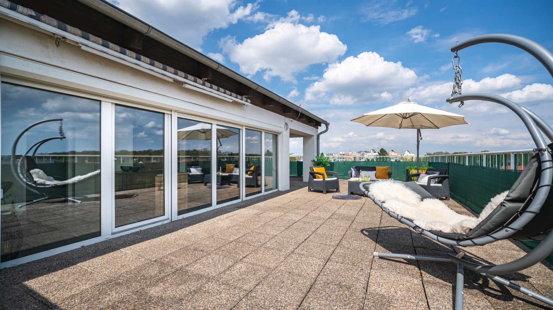 Moderní střešní byt s velikánskou terasou a garážovým stáním