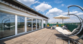 Moderní střešní byt s velikánskou terasou a garážovým stáním