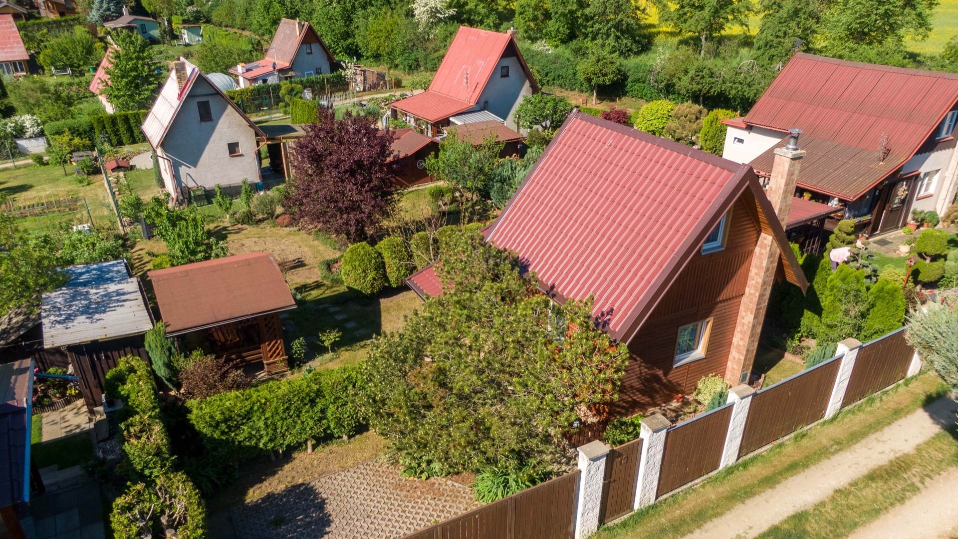 Prodej nádherné chaty s pergolou, 33 m², zahrada 381 m² a sklep 11m² - Kutná Hora - Perštejnec