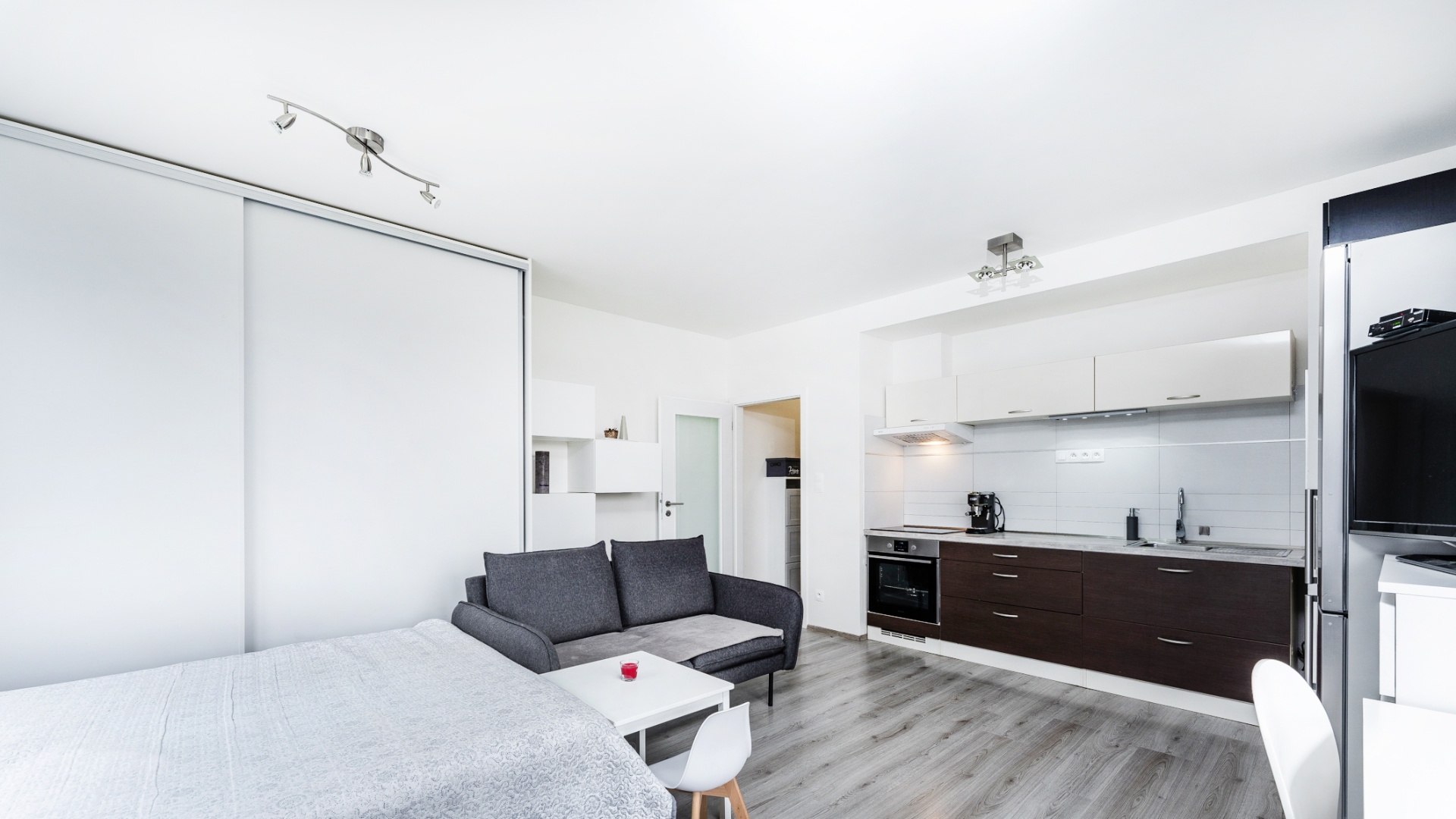Pronájem bytu 1+kk s předzahrádkou (31 m²)  - Praha - Uhříněves