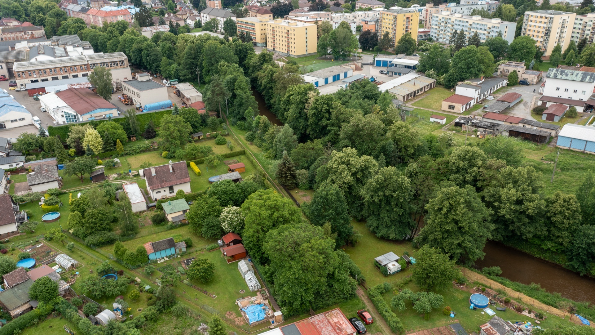 Prodej pozemku 994 m² s garáží  22 m²- Dvůr Králové nad Labem