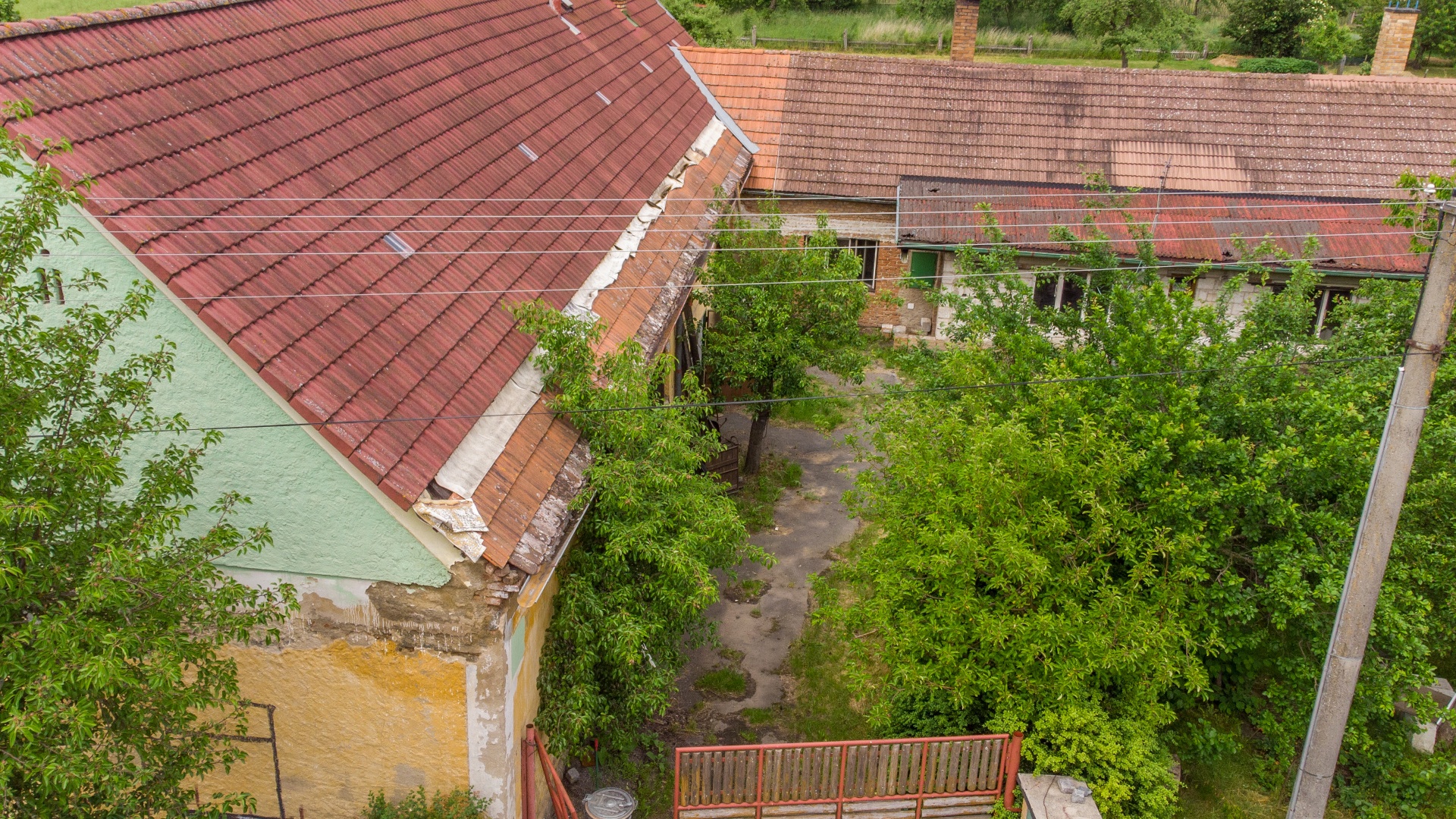 Prodej chalupy 100 m2 v obci Kocelovice u města Lnáře, nedaleko Blatné, k dokončení a s velkým pozemkem 951 m2.