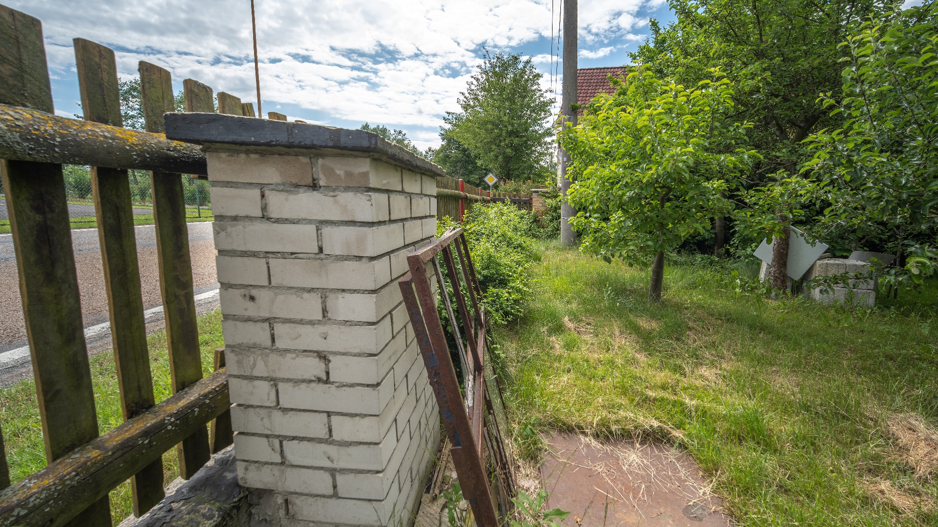 Prodej chalupy 100 m2 v obci Kocelovice u města Lnáře, nedaleko Blatné, k dokončení a s velkým pozemkem 951 m2.