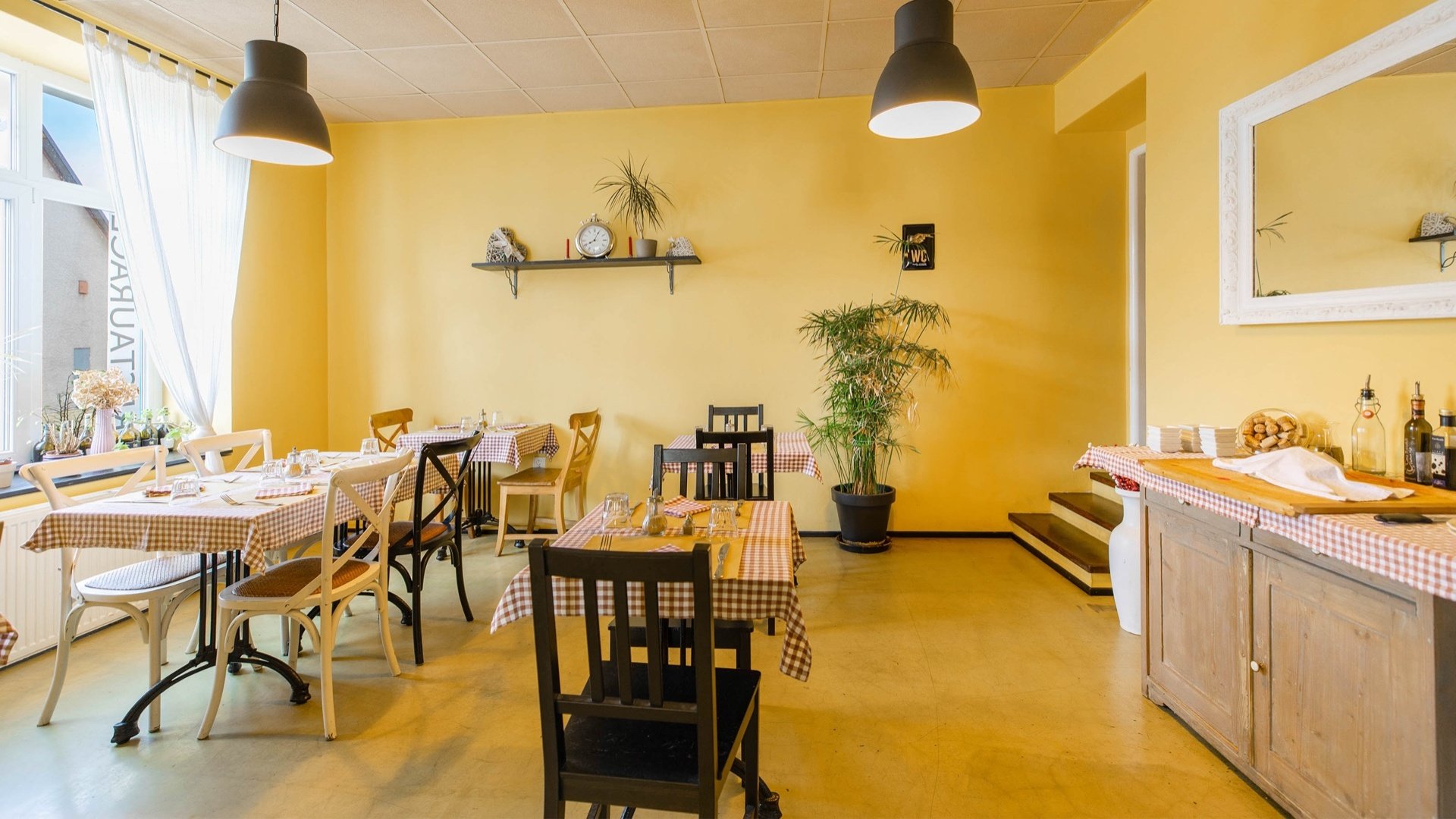 Prodej plně vybavené a prosperující restaurace, 135 m² na Masarykově nám., Říčany