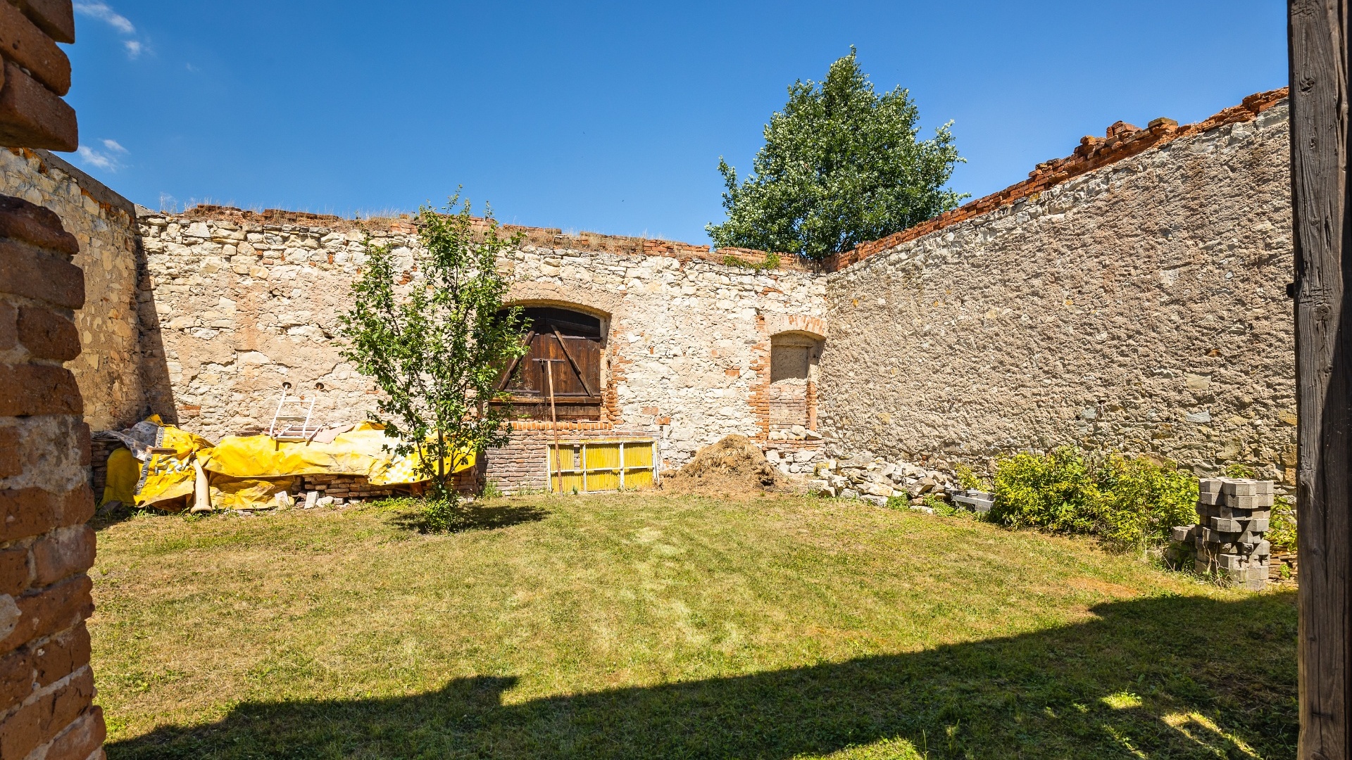 Prodej rodinného domu/zemědělské usedlosti, 564 m² s pozemkem 865 m², Bitozeves - Nehasice, okres Louny