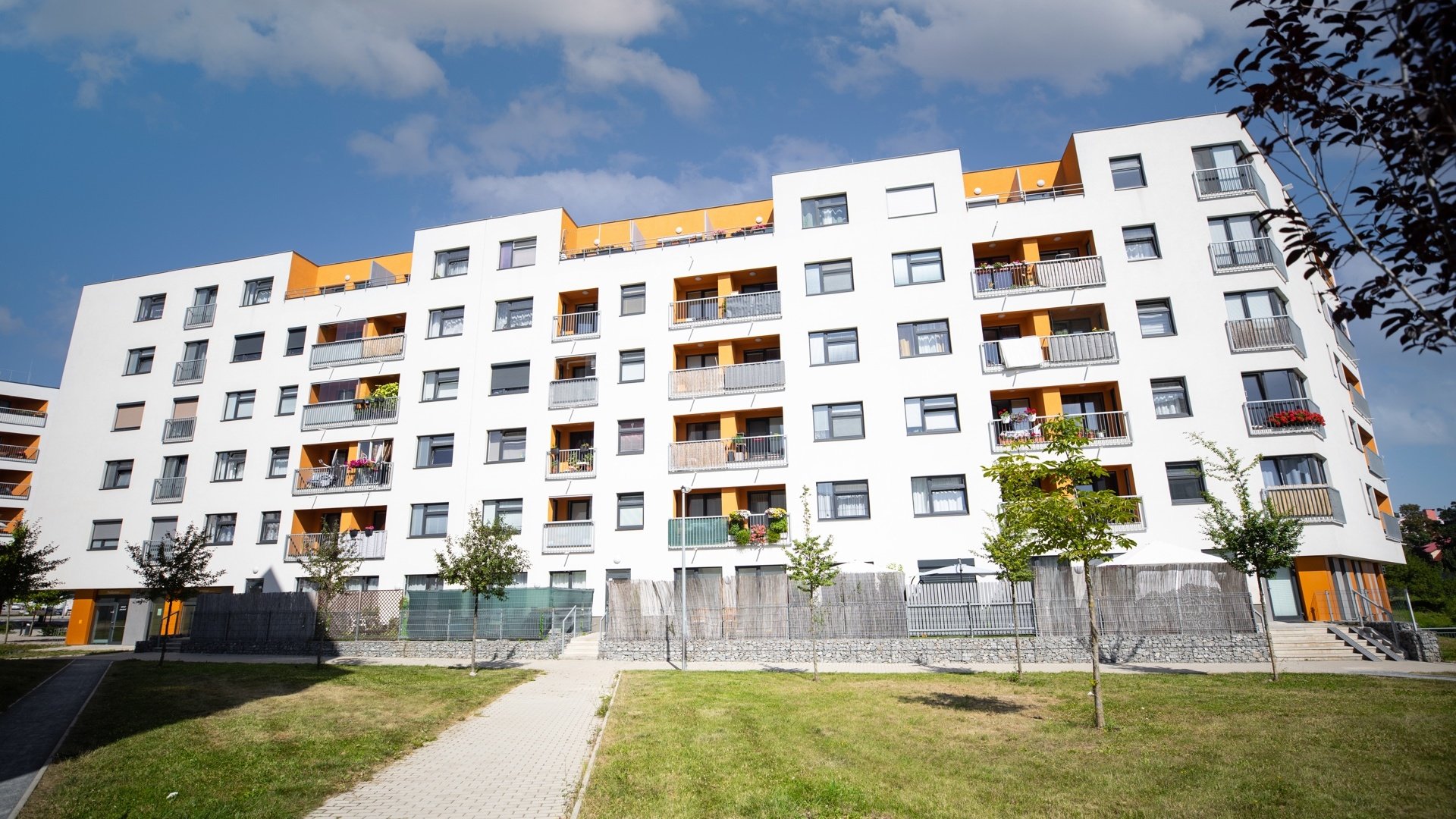 Pronájem bytu 1+kk s terasou, sklepem a parkovacím stáním, 31 m², Praha - Uhříněves