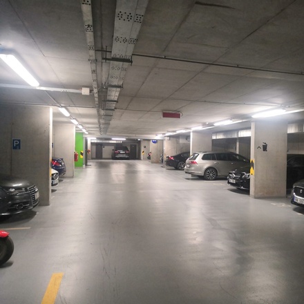 Parkovací stání – Karlín, metro Křižíkova