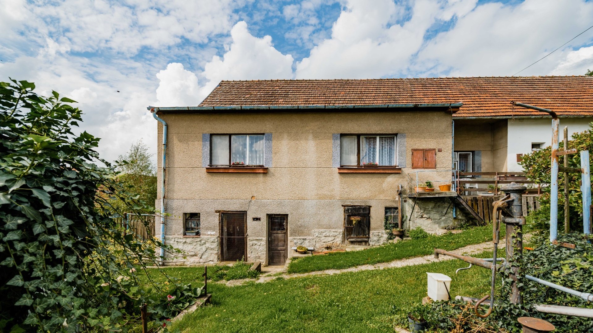 Prodej venkovského domu s pozemkem 2021 m² v obci Podol u Jistebnice