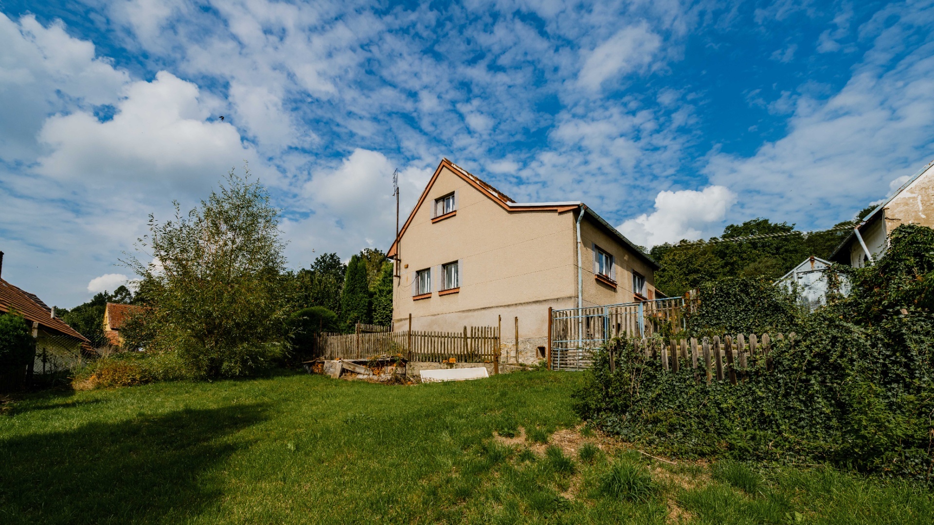 Prodej venkovského domu s pozemkem 2021 m² v obci Podol u Jistebnice