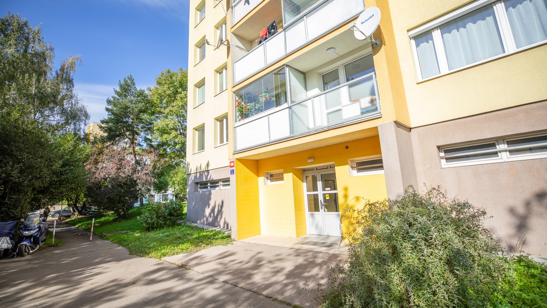 Pronájem bytu 2+kk s balkónem, 56 m² - Praha - Kobylisy