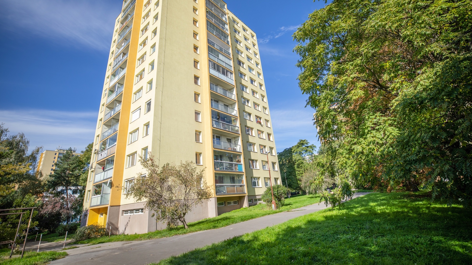 Pronájem bytu 2+kk s balkónem, 56 m² - Praha - Kobylisy