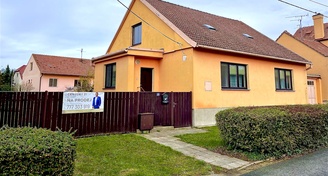 Prodej rodinného domu s garáží pro dvě auta a zahradou, Valtice, pozemek 716 m2