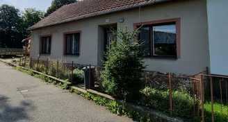 Přízemní rodinný dům v okrajové části obce Lažany