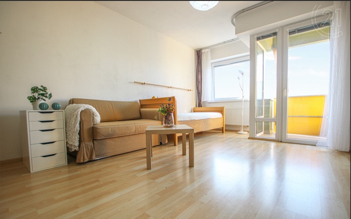 Pronájem bytu 1+kk s lodžií a sklepem na patře 34 m2, ul. Hvozdecká, Brno - Bystrc