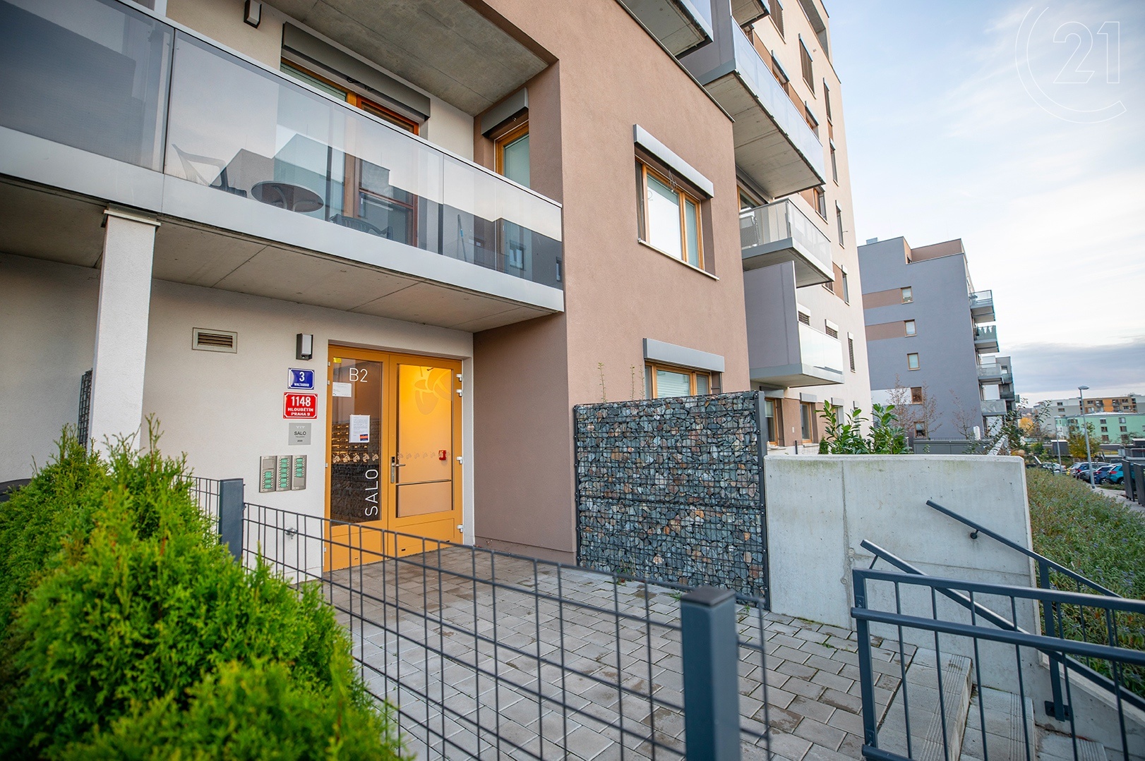 Prodej bytu 2+kk s balkonem, garážovým stáním a sklepem, 45 m² - Praha - Hloubětín