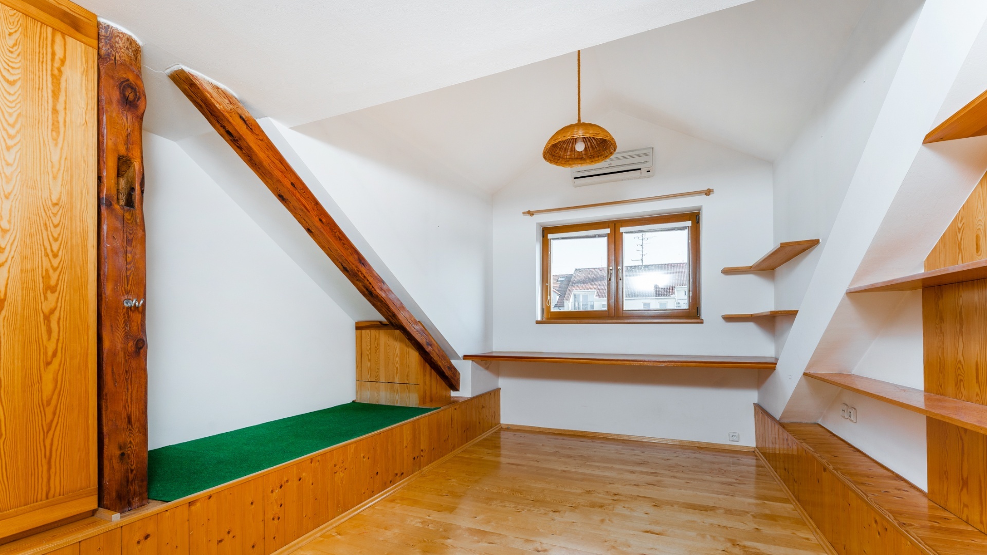 Prodej mezonetového bytu 5+kk,  podlahová plocha 196 m² s terasou, sdílenou zahradou a prostorným sklepem.