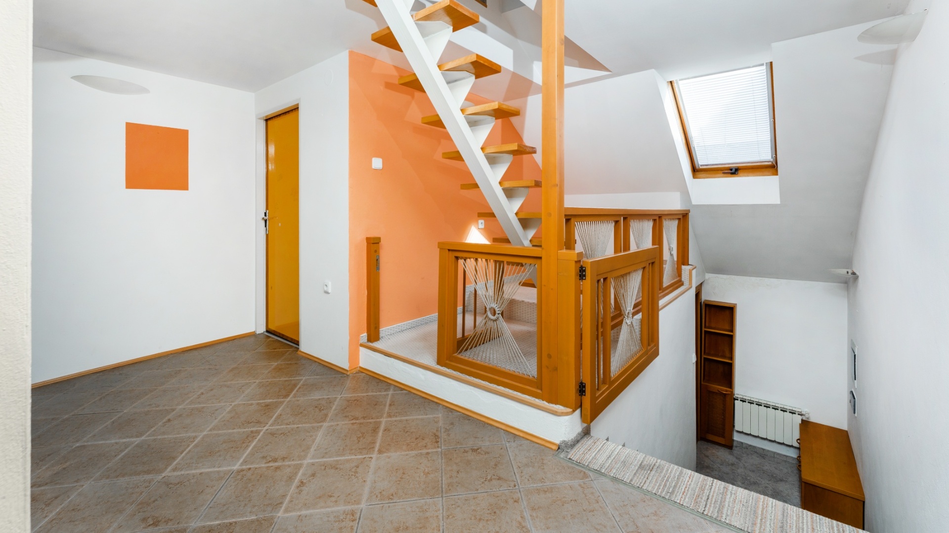 Prodej mezonetového bytu 5+kk,  podlahová plocha 196 m² s terasou, sdílenou zahradou a prostorným sklepem.