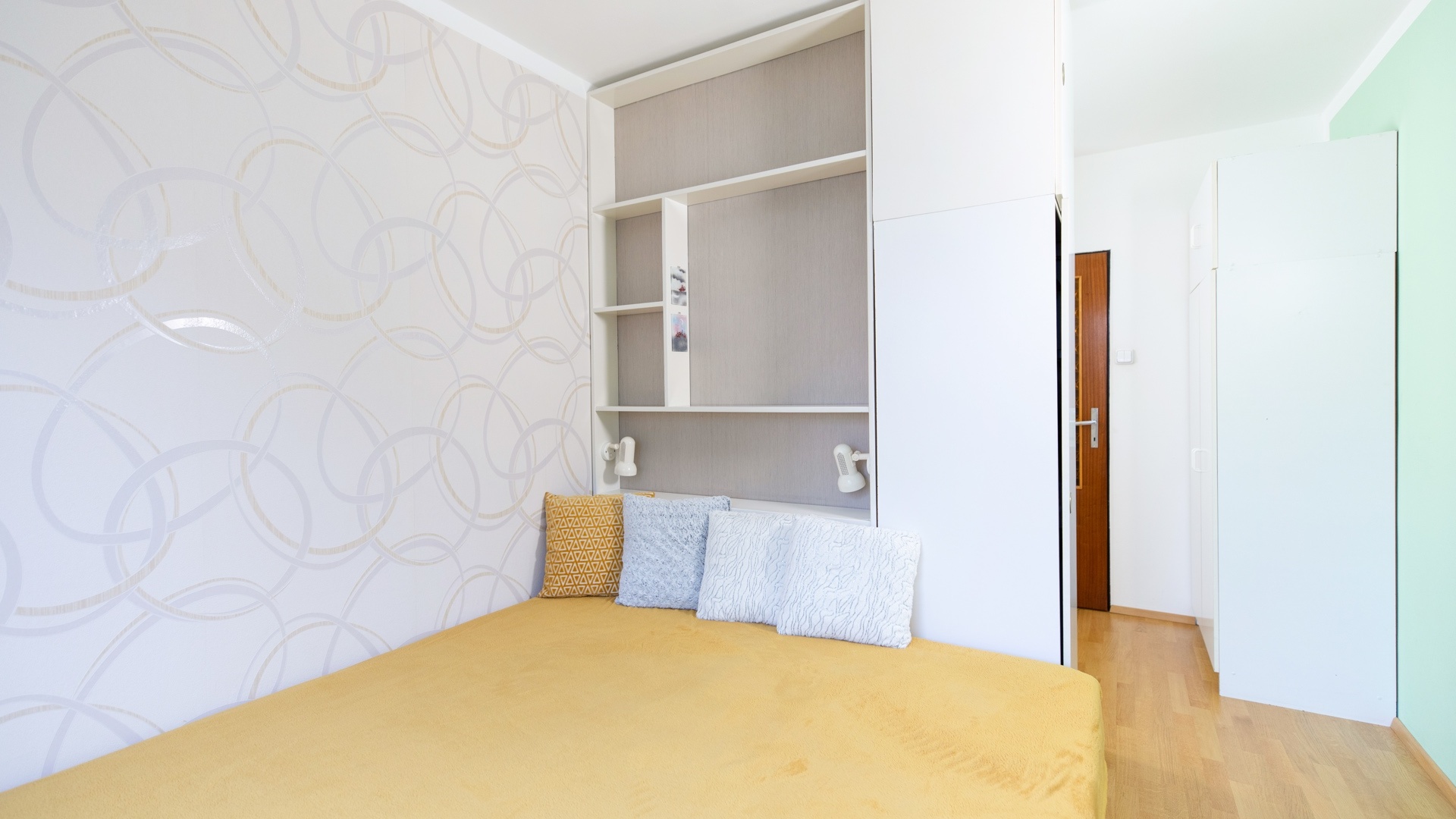 Pronájem bytu 3+1 s balkonem, parkovacím stáním a sklepem, 72 m² - Praha - Smíchov