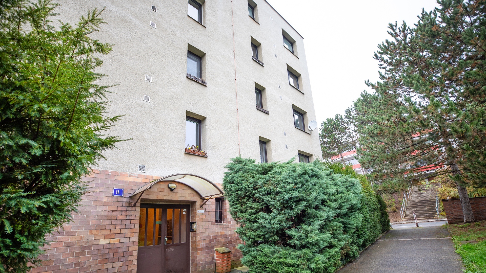 Pronájem bytu 3+1 s balkonem, parkovacím stáním a sklepem, 72 m² - Praha - Smíchov