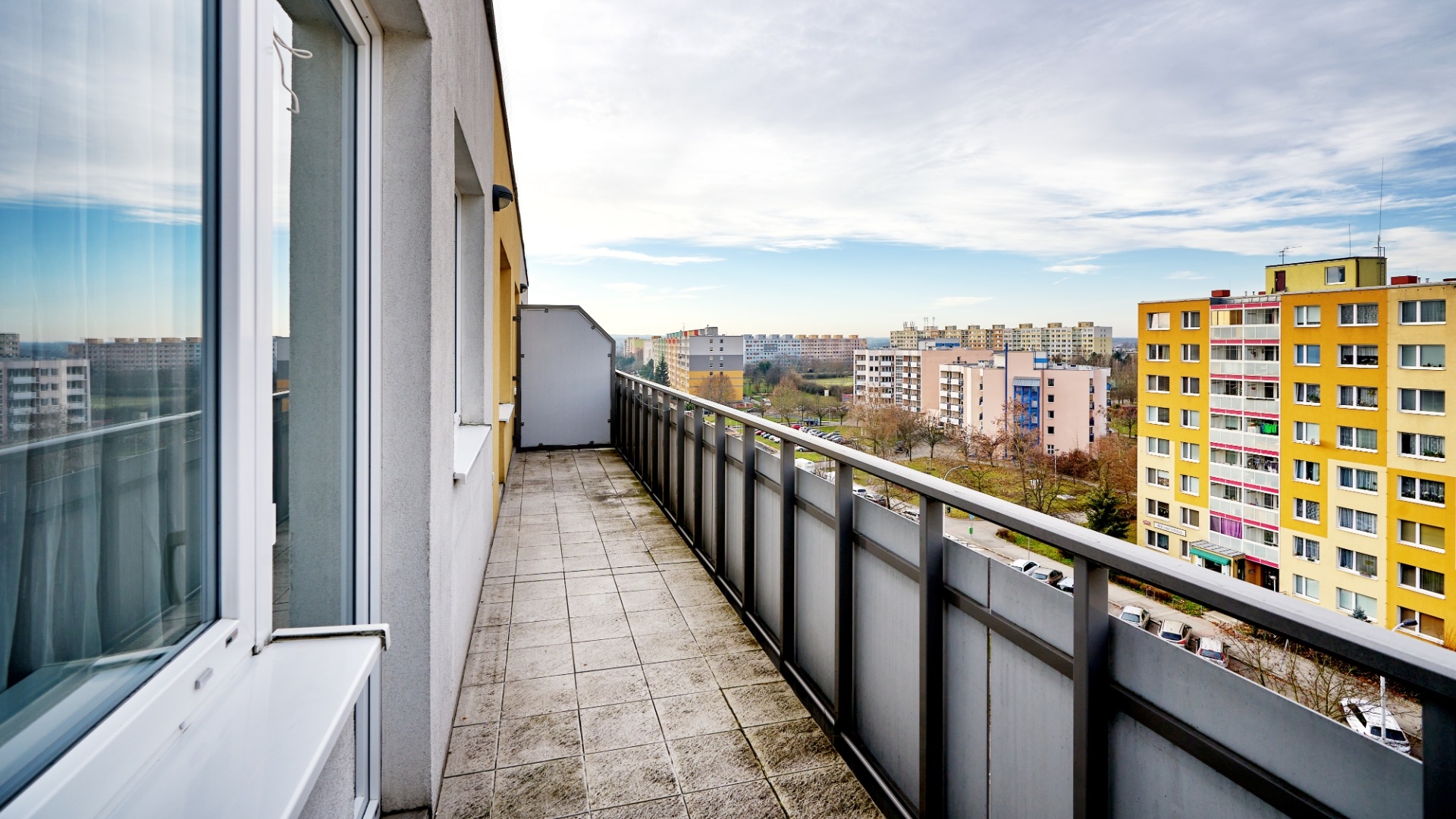 Pronájem bytu 3+kk s velkým balkonem a vlastním garážovým stáním,  65m², Praha 15- Horní Měcholupy, ulice Hornoměcholupská