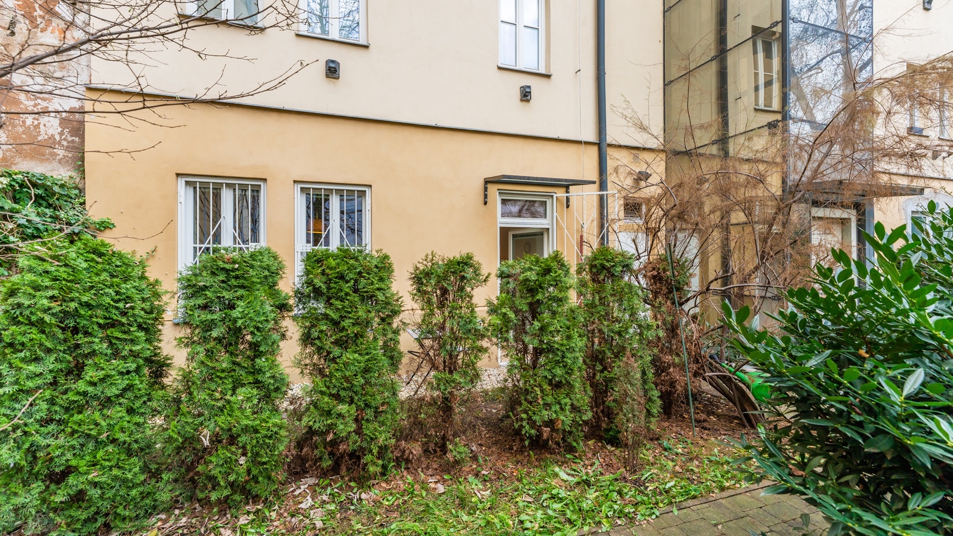Prodej atypického bytu 2+kk, 49 m² s přímým vstupem na společnou zahradu, Praha 5 - Smíchov