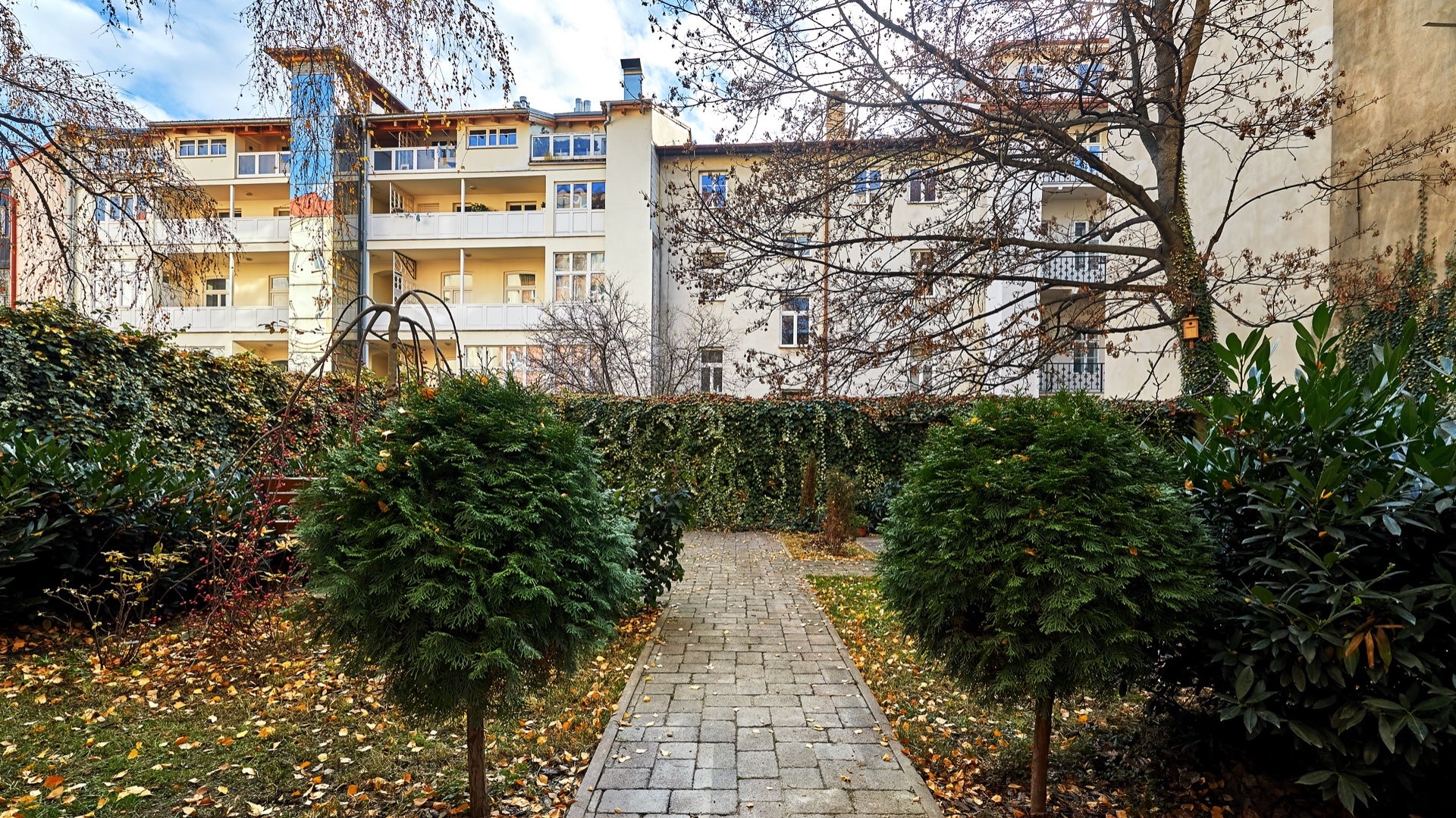 Prodej atypického bytu 2+kk, 49 m² s přímým vstupem na společnou zahradu, Praha 5 - Smíchov