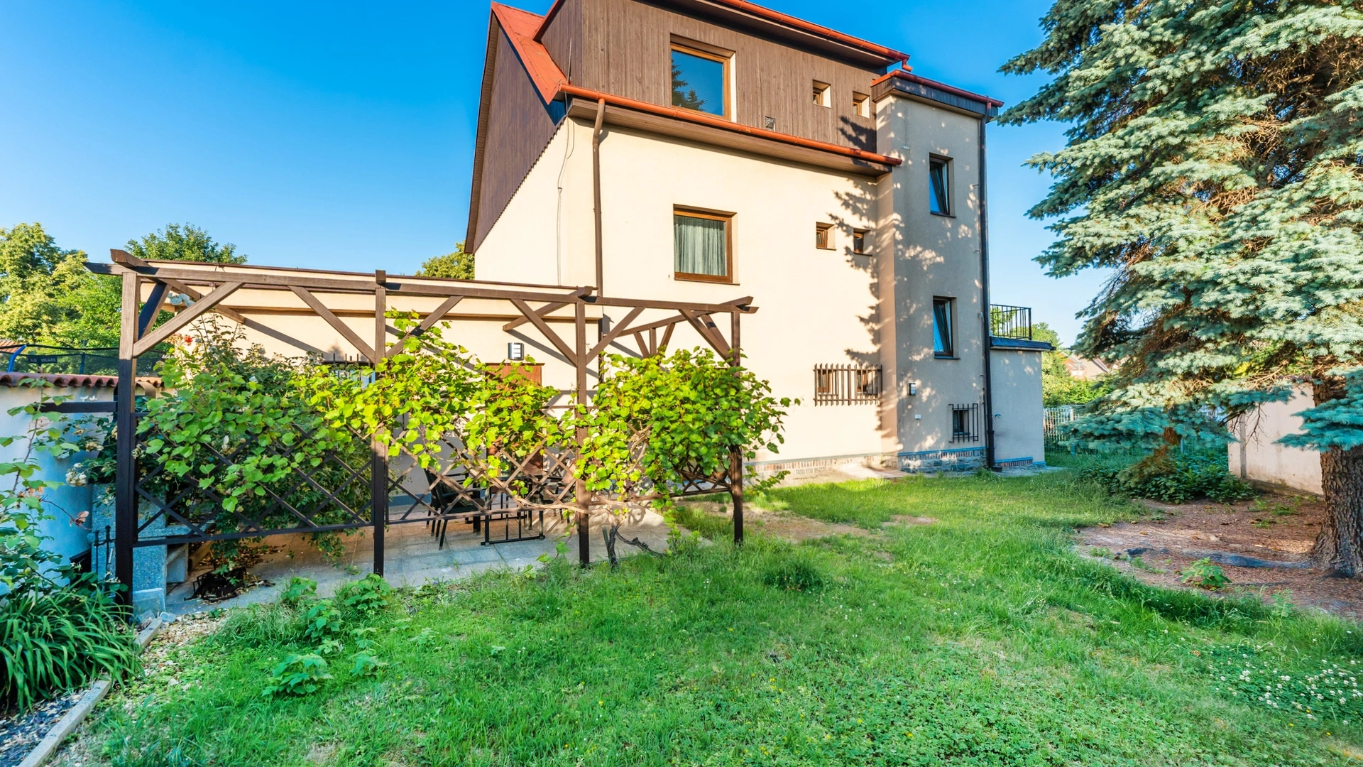Prodej bytu ve vile s vlastní zahradou (148 m²) a garáží - Praha - Kbely