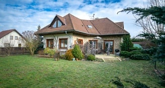 Rodinný dům s garáží a krásnou zahradou ve Zvoli u Prahy
