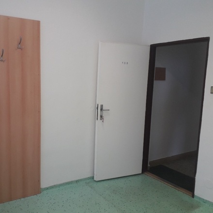 Pronájem menší kanceláře 9 m² - Zlín - Prštné