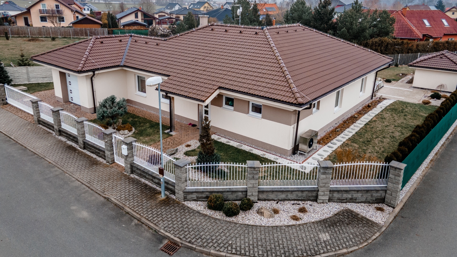 Rodinný dům v Žídněvsi se 178 m² užitné plochy v energetické třídě C! A NOVĚ S FOTOVOLTAICKOU ELEKTRÁRNOU!