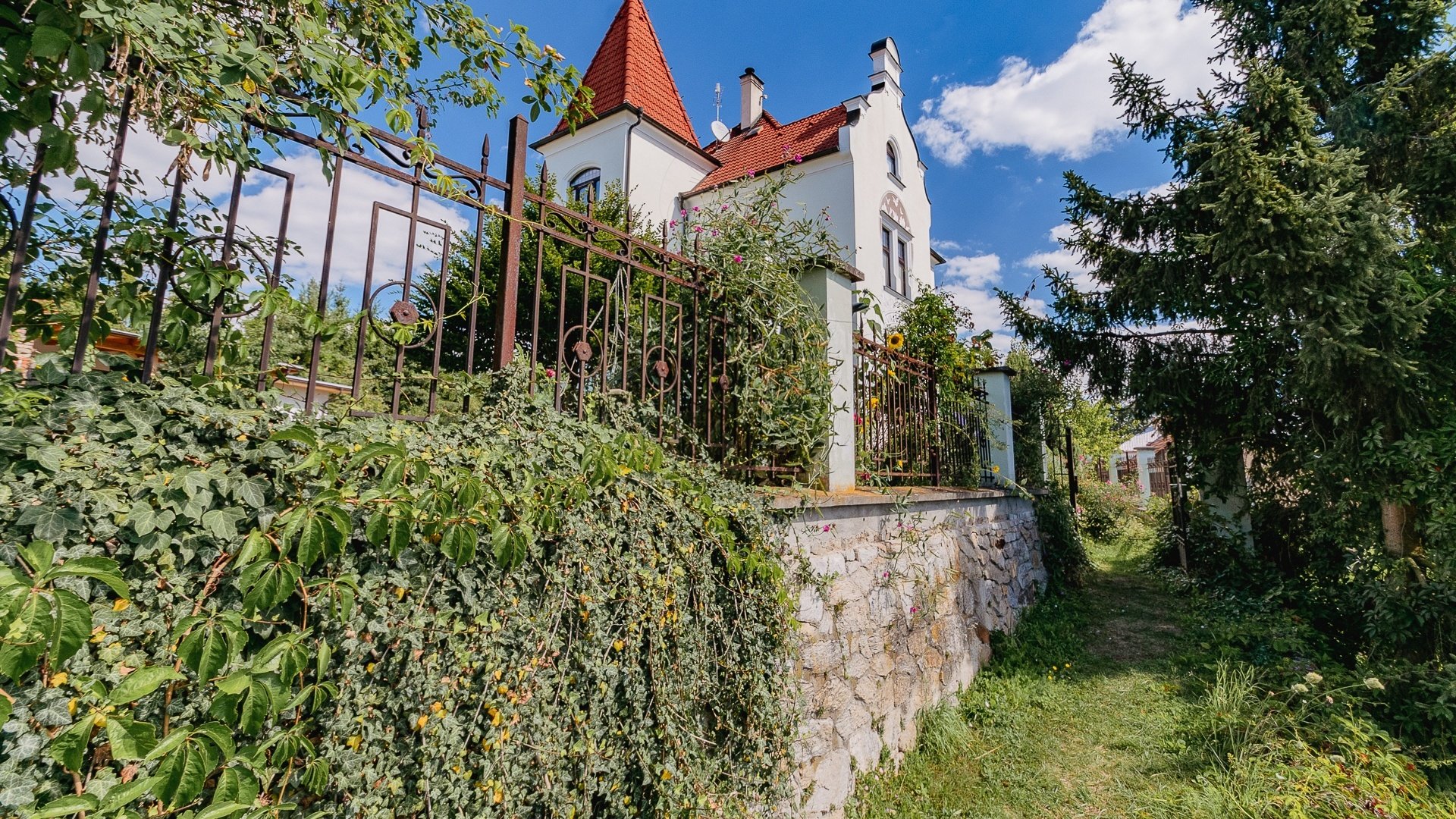 Prodej impozantní secesní vily (390 m²) se zahradou (1870 m²)  - Bechyně