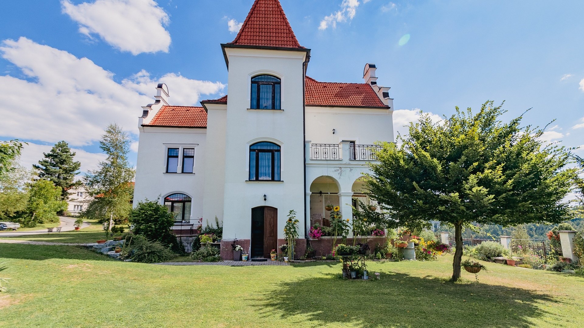 Prodej impozantní secesní vily (390 m²) se zahradou (1870 m²)  - Bechyně
