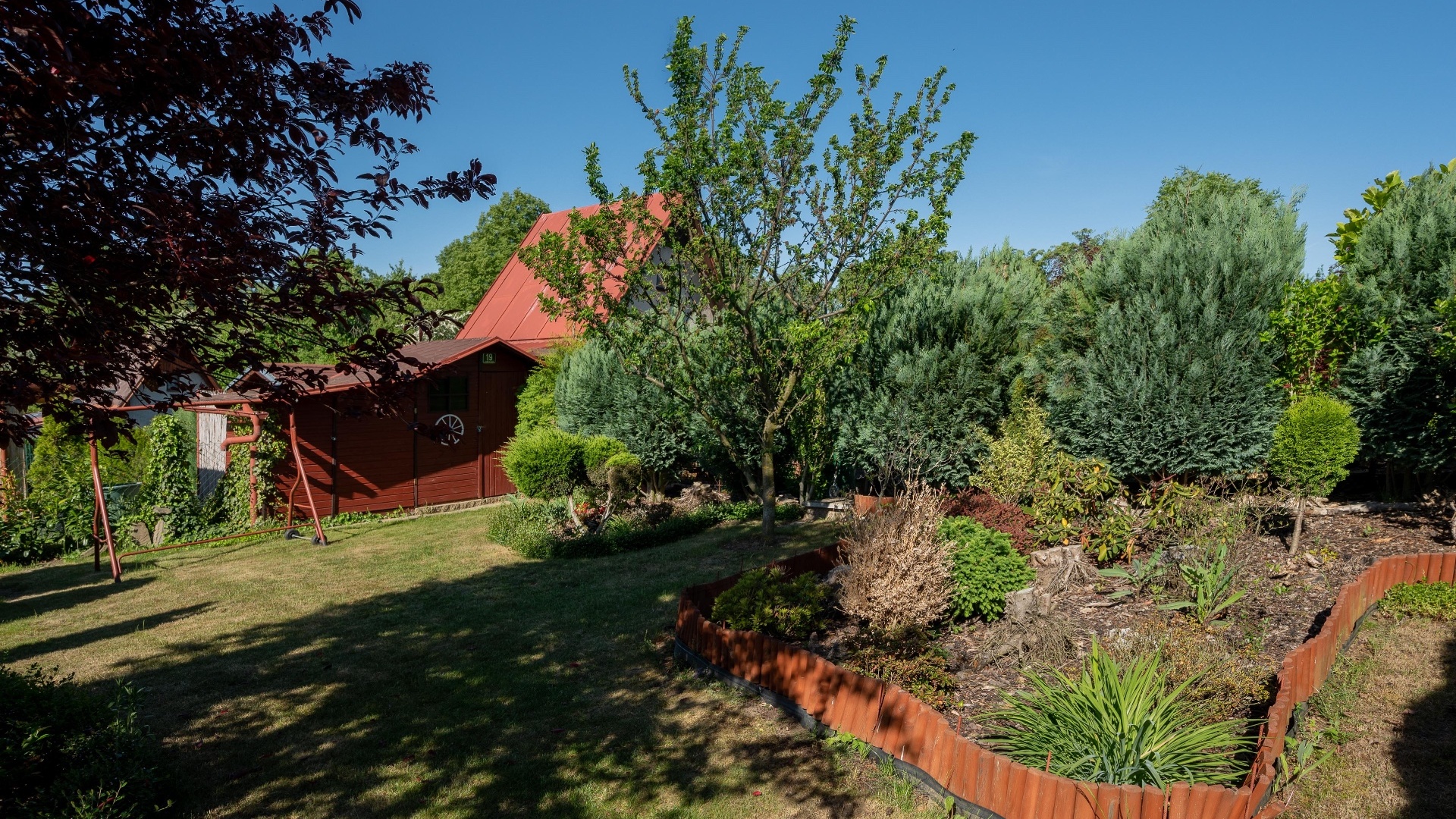 Prodej nádherné chaty po rekonstrukci s pergolou, 33 m², zahrada 381 m² a sklep 11m² - Kutná Hora - Perštejnec