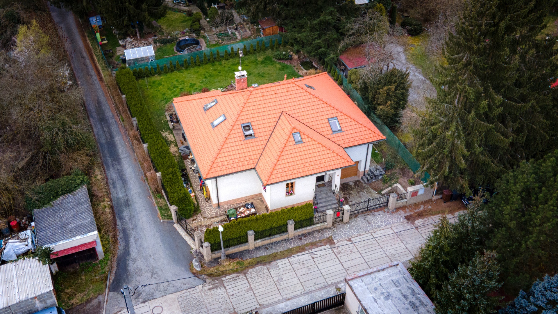 Prostorný rodinný dům v Loděnici, 5+kk se zahradou a velkým sklepem.