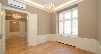 Prodej luxusně zrekonstruovaného bytu v centru Prahy 4+1 s dvou garáží a sklepním prostorem (180m2 užitné plochy) - možno jako kanceláře/ordinace/notáři