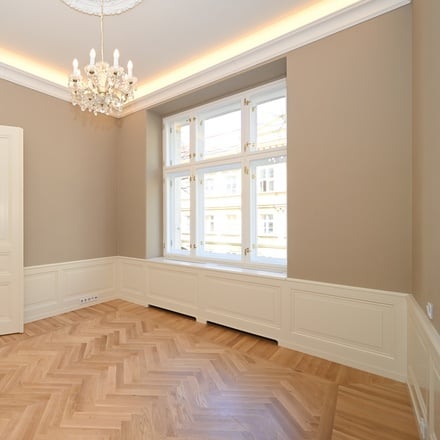 Prodej luxusně zrekonstruovaného bytu v centru Prahy 4+1 s dvou garáží a sklepním prostorem (180m2 užitné plochy) - možno jako kanceláře/ordinace/notáři