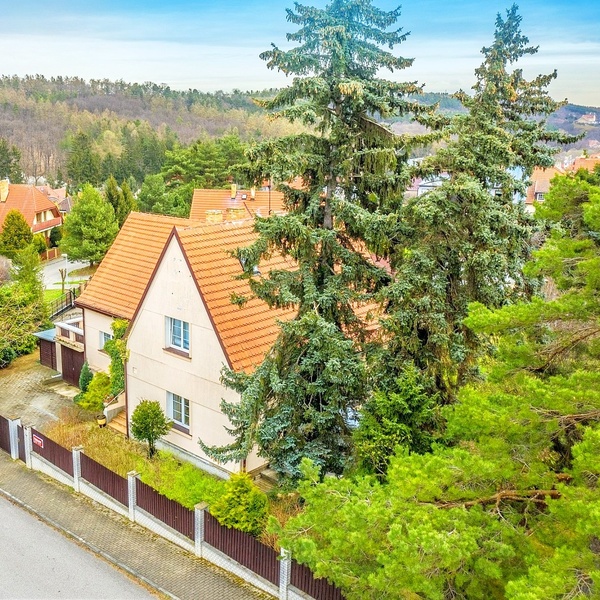 Prodej rodinného domu 6+kk, užitná plocha 294 m2, pozemek 959 m2, Praha Nebušice