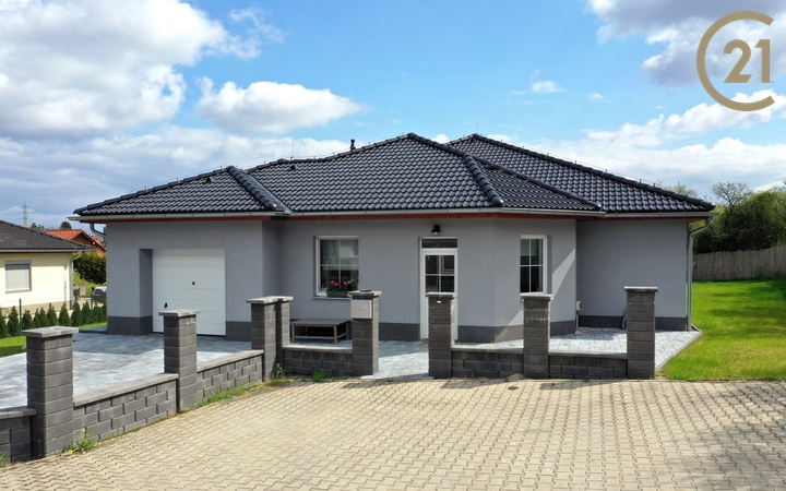 Prodej novostavby bungalovu 5+kk, už. plocha 170 m2, pozemek 1.019 m2, Králův Dvůr - Křižatky, okres Beroun