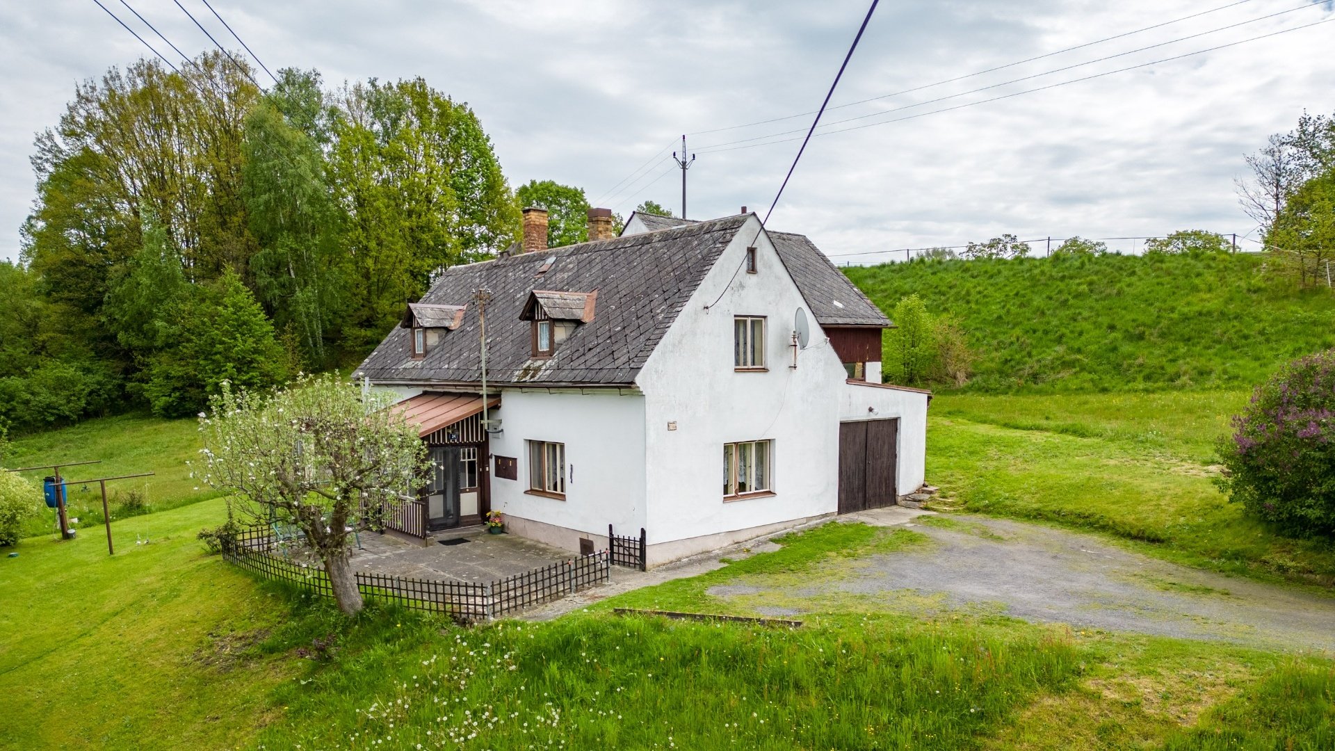Prodej rodinného domu 256 m² se zahradou 3 663 m² - Kunratice, okres Liberec