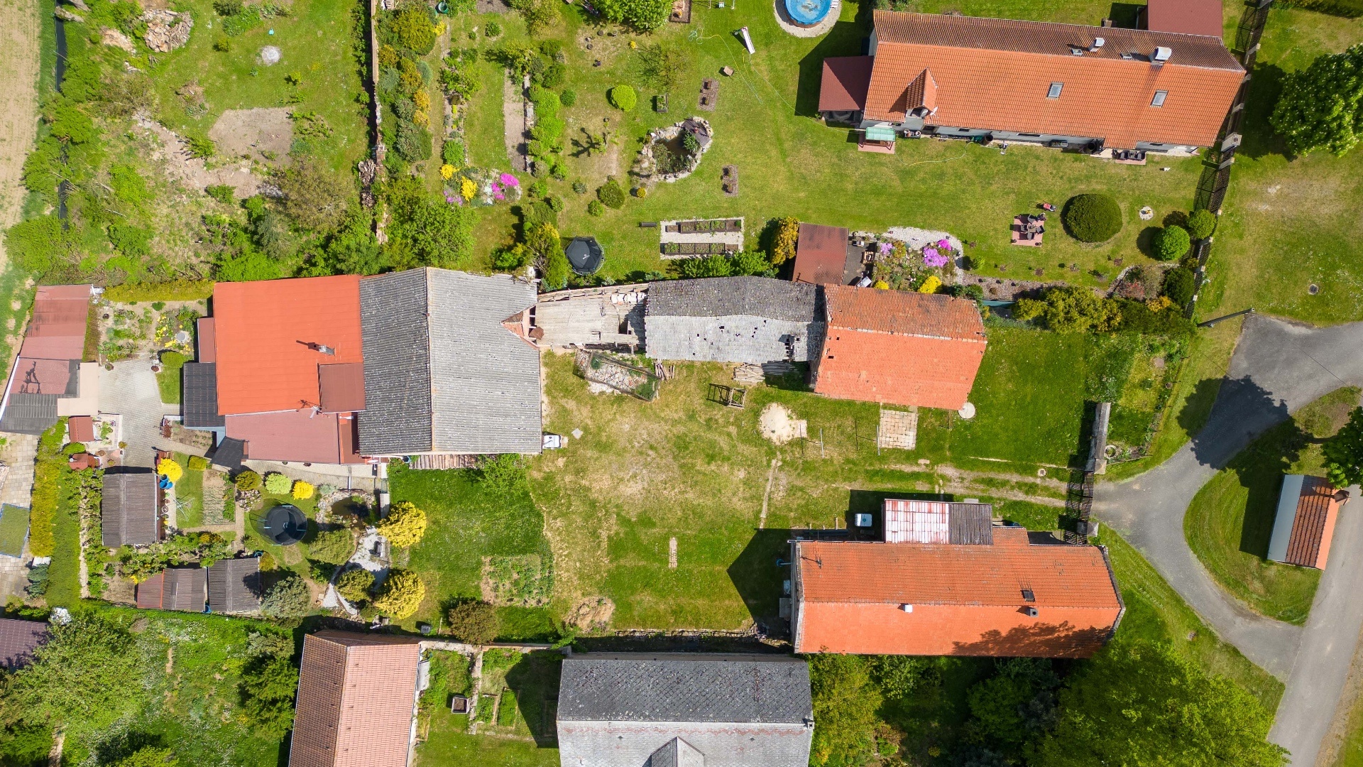 Prodej rodinného domu - 147 m² s rozlehlým pozemkem - 1533 m² a stodolou, Švihov u Rakovníka