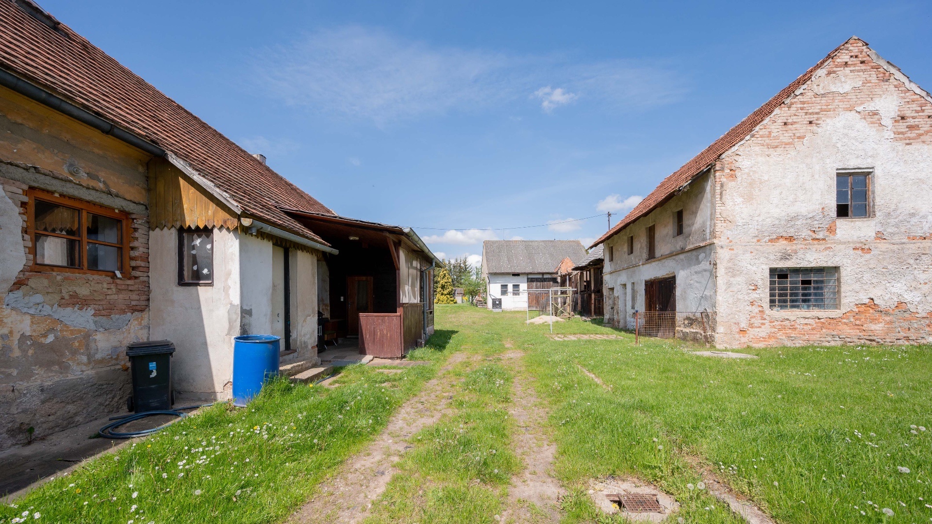 Prodej rodinného domu - 147 m² s rozlehlým pozemkem - 1533 m² a stodolou, Švihov u Rakovníka