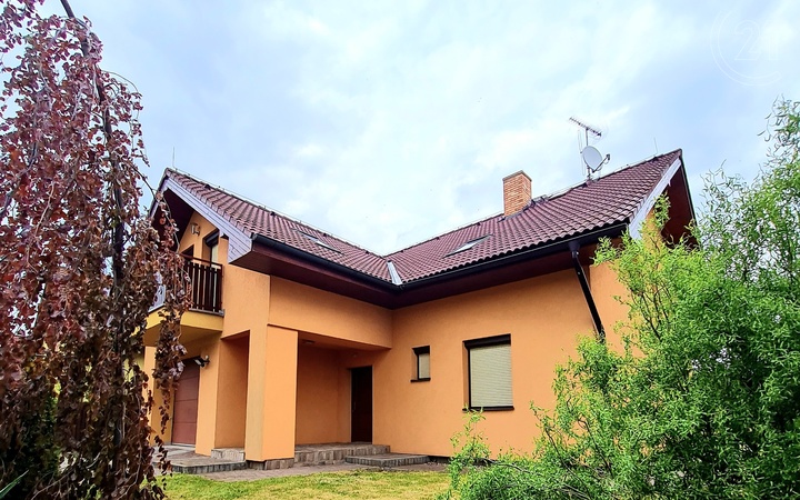 Pronájem reprezentativního prostorného rodinného domu  6kk – 211 m2, pozemek 624 m2, Praha - Dubeč