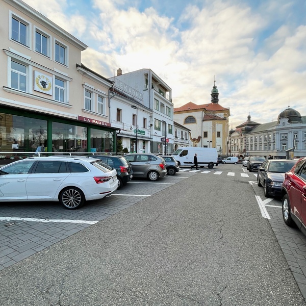 Pronájem komerčního nebytového prostoru v centru s výhledem na náměstí 1+0 – 40 m2, Benešov – Masarykovo náměstí.