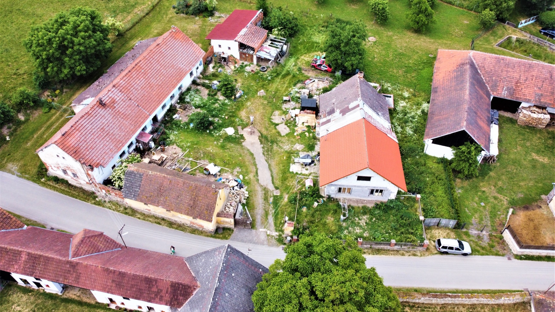 Prodej zemědělské usedlosti s pozemkem o 1973 m² v Drahněticích u Jistebnice.