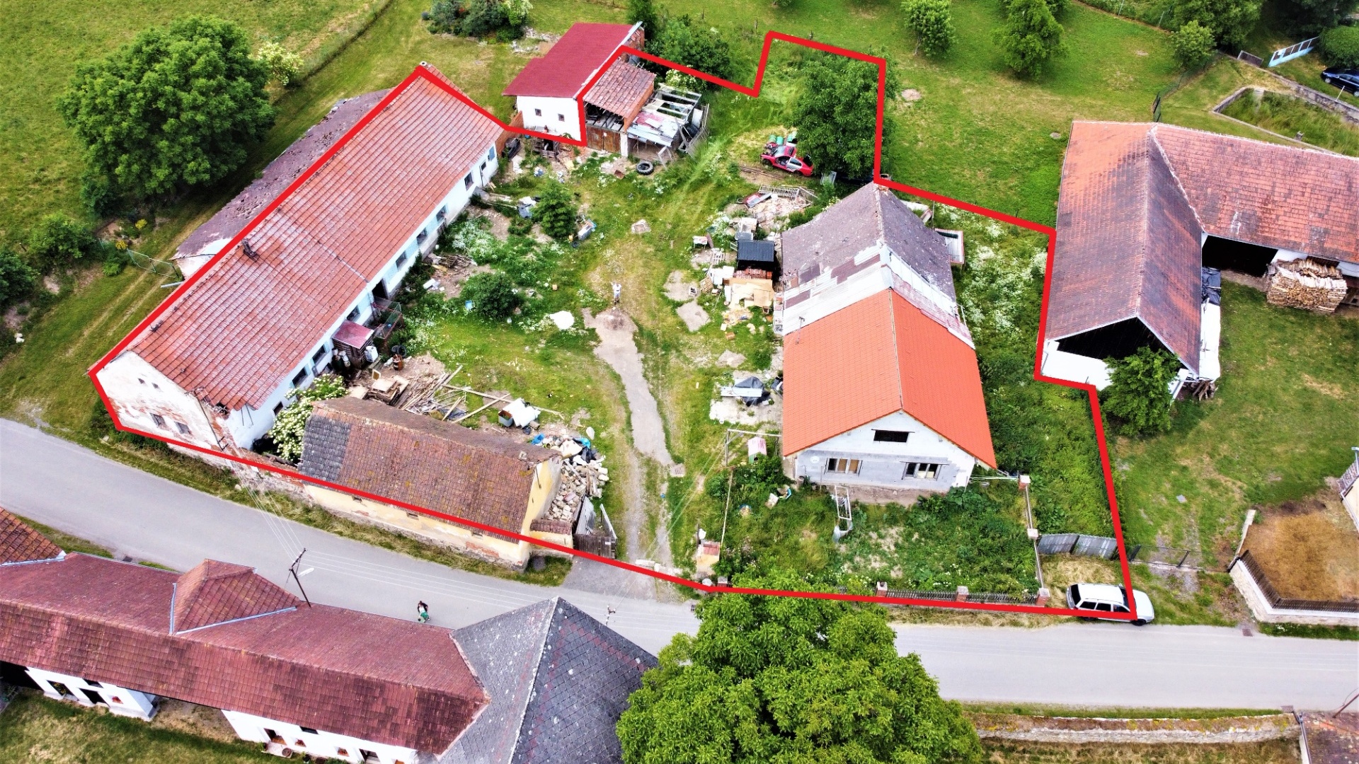 Prodej zemědělské usedlosti s pozemkem o 1973 m² v Drahněticích u Jistebnice.