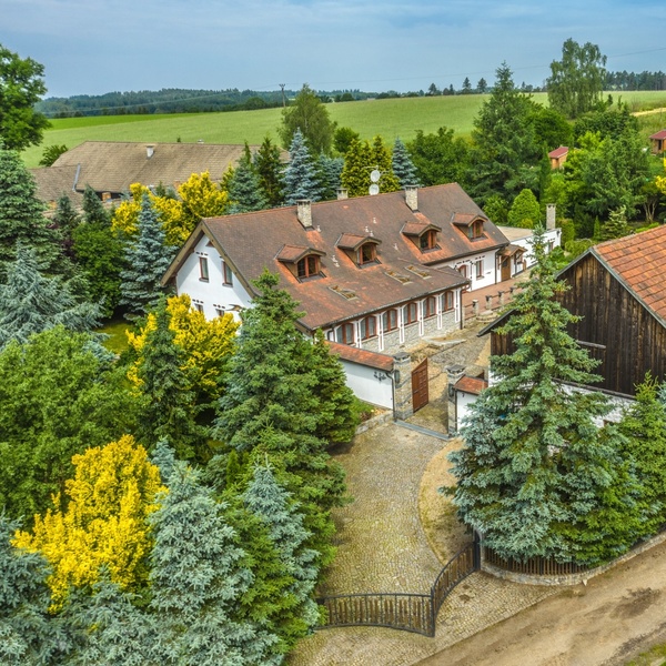 Prodej výjimečného rodinného domu 13 + 2k + 4k, 2 terasy/, hospodářská budova, užitná plocha 663 m² s celkovým pozemkem 4988 m2 v obci Mirotín – Mnich.