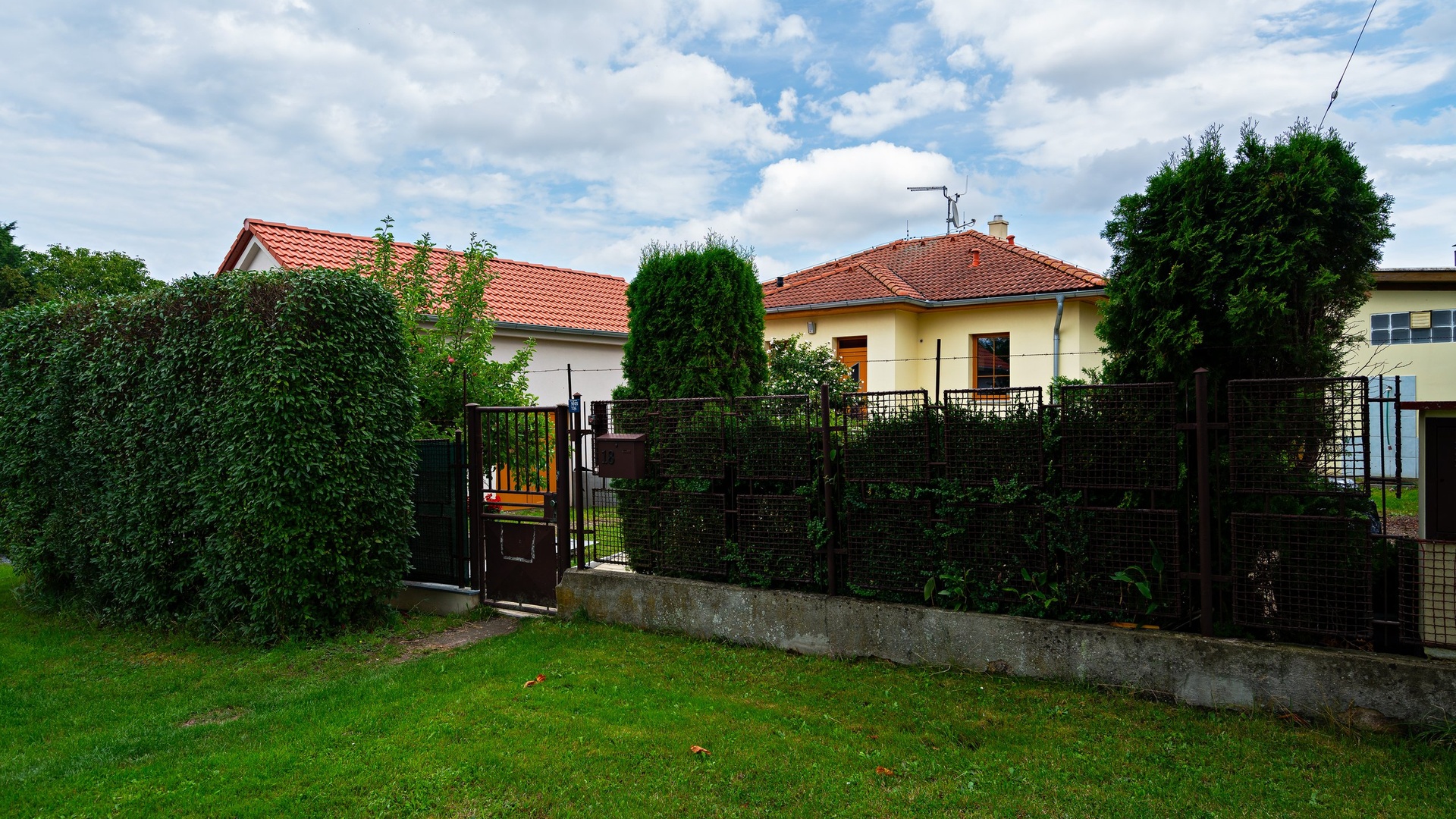Prodej rodinného domu 4+KK, 112 m² s prostornou, podsklepenou garáží, Plzeň - Litice