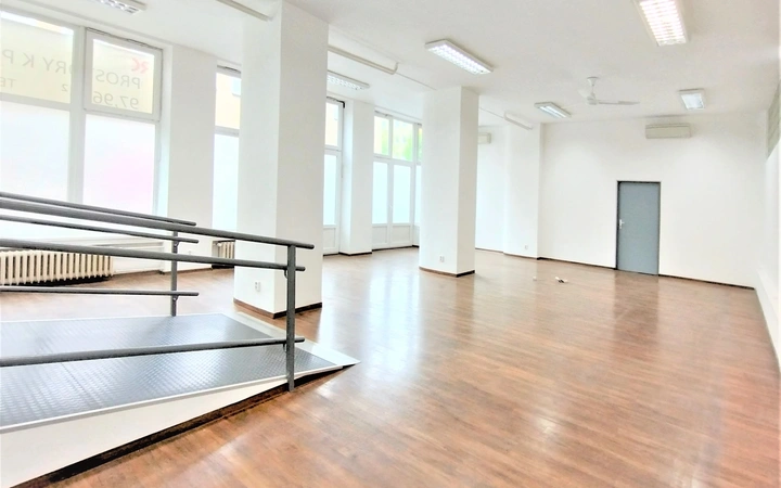 Pronájem, Obchodní prostory 98m² pro prodejnu zdravotnických potřeb v budově Zlínské Polikliniky